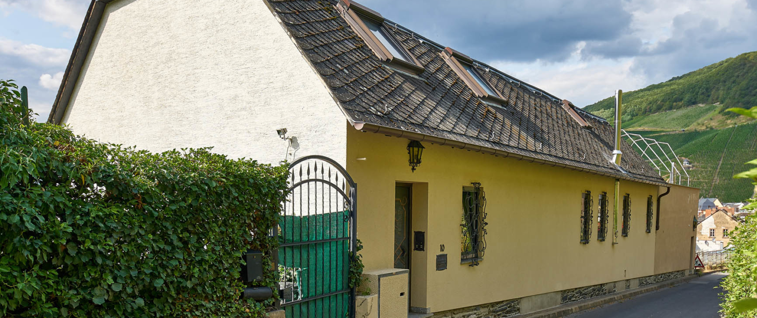 Ferienhaus Mosel-Herberge Aussenansicht mit Straße zur Burg Landshut